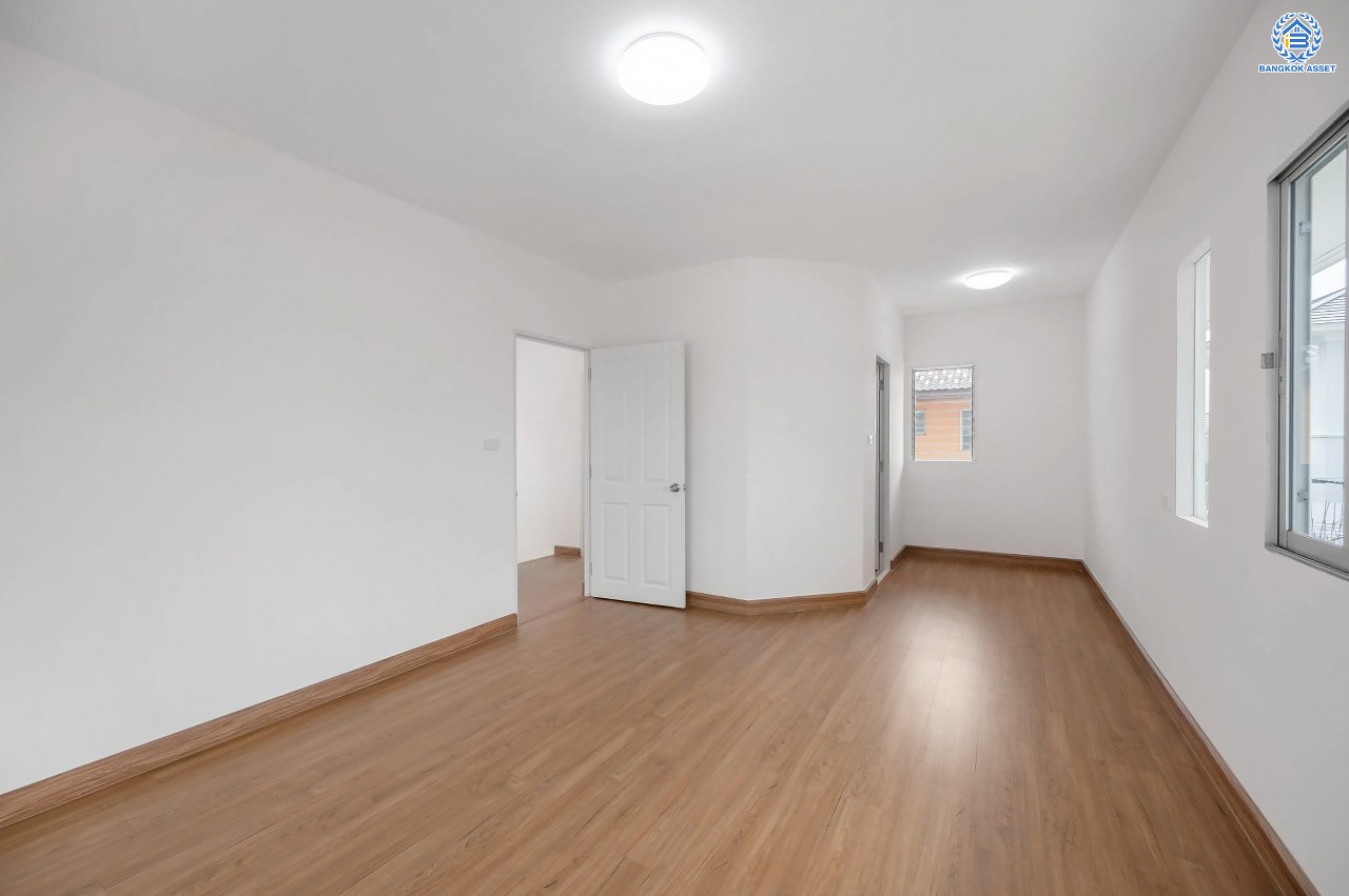 บ้านมือสองตกแต่งใหม่ โครงการ พฤกษ์ลดา พุทธสาคร หลังมุม จากแบรนด์ LH บนเนื้อที่ 54.5 ตร.ว. พื้นที่ใช้สอย 153.89 ตร.ม. ฟังก์ชัน 3 ห้องนอน 2 ห้องน้ำ จอดรถได้ 2 คัน เชื่อมต่อถนนเพชรเกษม, ถนนพุทธมณฑลสาย4, ถนนบรมราชชนนี ใกล้รถไฟฟ้าสายสีน้ำเงิน "สถานีหลักสอง" และ The Mall บางแค